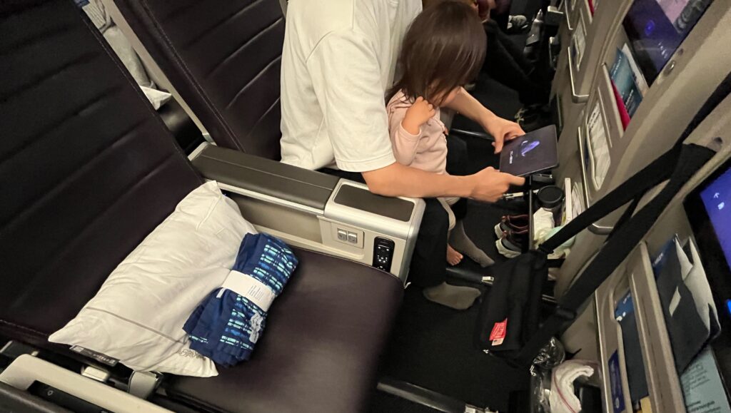 機内でディズニープラスを見ている写真
